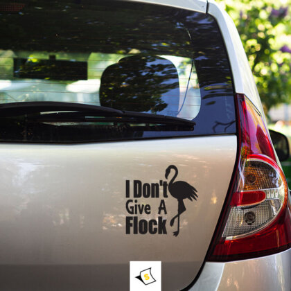 Стикер за кола Фламинго с надпис! изработен от устойчив винил. Яркият и привлекателен дизайн е предназначен за любителите на фламингото и добавя персонален щрих на вашия автомобил. Стикерът е водоустойчив, UV защитен и лесен за нанасяне, което го прави идеален за външна употреба. Подарете на автомобила си уникалност и стил с този забавен стикер!