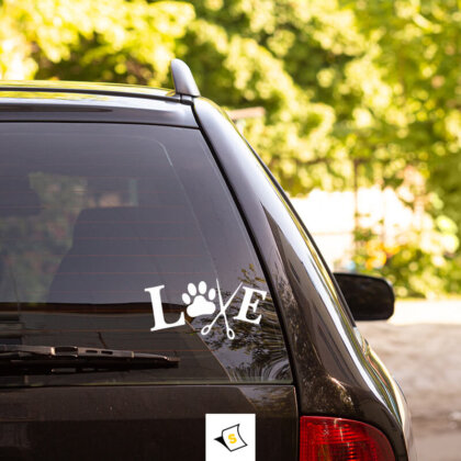 Стикер за кола - Груминг Салон! Покажете на всички, че вашето груминг студио е най-доброто място за вашите четириноги приятели с нашия стилен стикер за кола! С дизайн, който комбинира професионализъм и любов към животните, този стикер е идеален за реклама на услугите, които предлагате.