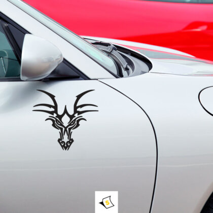 Стикер за кола - Мощна драконска глава Стикер за кола с дизайн на мощна драконска глава, изработен от устойчиви материали. Идеален за любители на фентъзи и приключенски тематики, с ярки цветове и детайлни линии, придава стил и уникалност на вашето возило.