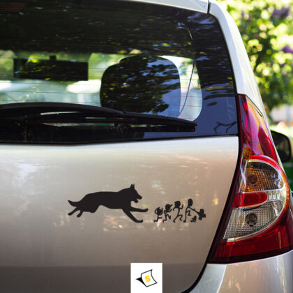 Стикер за кола - Немска Овчарка Семейство Подходящ за декорация на автомобили на любители на кучета немски овчарки, изработен от издръжлив винил, устойчив на атмосферни влияния.