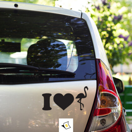 Стикер за кола с надпис Обичам фламинго!, изработен от устойчив винил. Яркият и привлекателен дизайн е предназначен за любителите на фламингото и добавя персонален щрих на вашия автомобил. Стикерът е водоустойчив, UV защитен и лесен за нанасяне, което го прави идеален за външна употреба. Подарете на автомобила си уникалност и стил с този забавен стикер!