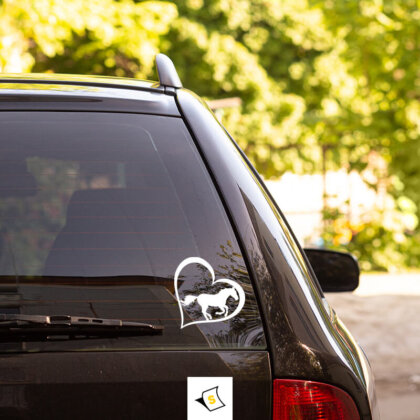 Стикер за кола Обичам коне! - Идеалният аксесоар за всички любители на конете. Изработен от висококачествени, водо- и UV устойчиви материали, стикерът е проектиран да издържа на всякакви климатични условия. С ярък и привлекателен дизайн, той лесно се нанася и премахва без остатъци, като може да се залепи на автомобили, прозорци или всякакви повърхности.