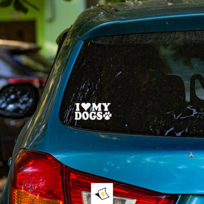 Стикер за кола - Обичам моето куче! Този стилен и атрактивен стикер е перфектен начин да покажете на всички около вас колко много цените четириногия си приятел!