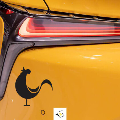 Стикер за кола - Пеещ Петел цветен и забавен дизайн, идеален за добавяне на нотка веселие и индивидуалност на автомобила.