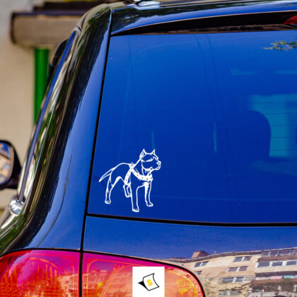 Стикер за кола - Питбул Пазач. Представлява стилен и впечатляващ дизайн на питбул, символизиращ защита и лоялност. Идеален за любителите на породата, стикерът е изработен от здрави материали, устойчиви на външни влияния.