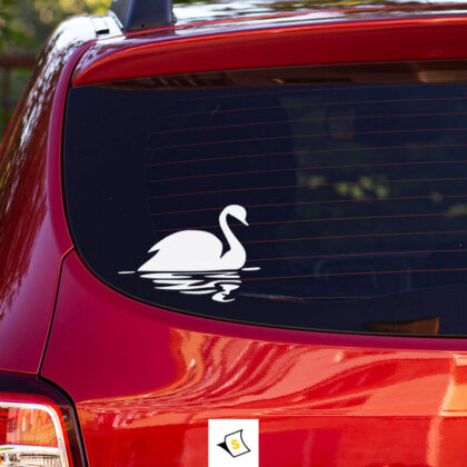 Стикер за кола - Плаващ Лебед Идеален за любителите на лятото и природата, този уникален стикер е перфектният начин да покажете своята индивидуалност на пътя. Стилен, забавен и с привлекателен дизайн, той е чудесен аксесоар за всяка кола.