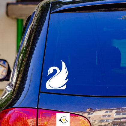 Стикер за кола - Плуващ Лебед Идеален за любителите на лятото и природата, този уникален стикер е перфектният начин да покажете своята индивидуалност на пътя. Стилен, забавен и с привлекателен дизайн, той е чудесен аксесоар за всяка кола.