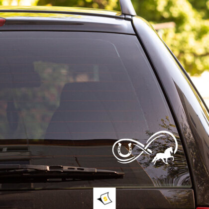 Стикер за кола - Подкова и Кон = Любов и Безкрайност! разположен в динамична поза, и блестяща подкова, символизираща късмет и успех. Дизайнът включва живи цветове и детайли, които подчертават духа на конната езда.