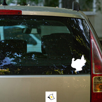 "Стикер за кола - Пуйка. Забавен и нестандартен акцент, който ще привлече вниманието. Изработен от качествен винил, подходящ за външна употреба. Перфектен за любителите на животните и хумористичния стил!"