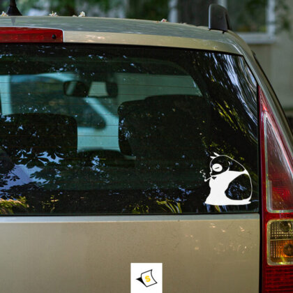 "Стикер за кола - Пушеща панда забавен и уникален акцент, който придава характер на вашето превозно средство. Изработен от устойчива винилова материя, подходящ за външна употреба. Перфектен за любителите на животните и нестандартния хумор!"