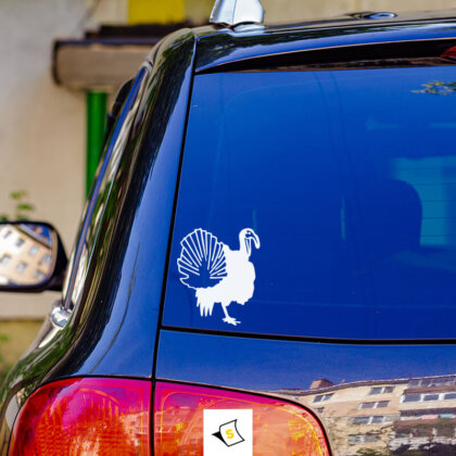 '' Стикер за кола - Разперен паун изработен от висококачествен винил. Стикерът е устойчив на атмосферни условия, с ярки цветове и детайли, придаващи елегантност и уникалност на автомобила. Подходящ за лесно нанасяне и премахване, без да оставя следи."