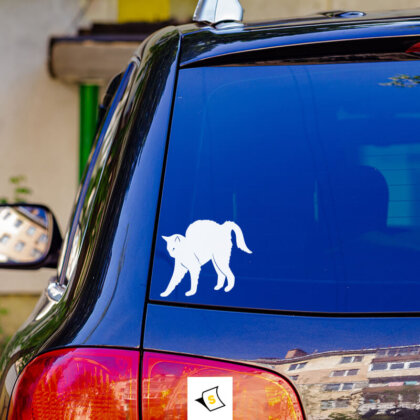 "Стикер за кола с изображение на разтягащо се коте в игрива поза, изработен от водо- и UV-устойчиви материали. Дизайнът е цветен и атрактивен, идеален за любители на котки. Лесен за нанасяне и премахване, без остатъци."