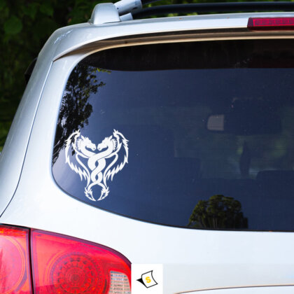 Стикер за кола - Драконски Глави Стикер за кола, изобразяващ две стилизирани драконски глави, вплетени една в друга. Дизайнът е детайлен, с изразителни линии и ярки цветове, придаващи динамика и мощ. Стикерът е подходящ за любители на фентъзи тематика и приключения, добавяйки уникален и впечатляващ акцент на автомобила.