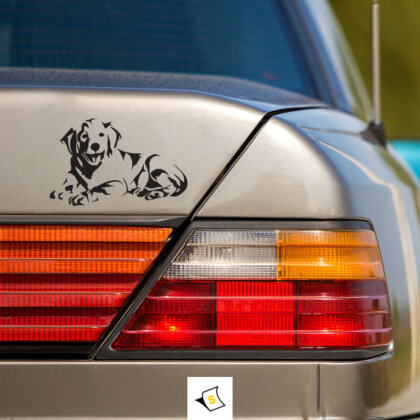 Стикер за кола 'Бебе Лабрадор' с мил и игрив дизайн, който показва любовта към малките лабрадори. Идеален за собственици и почитатели, добавяйки щастливо настроение на всяко пътуване!