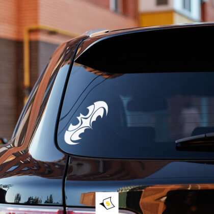 Стикер за кола - Батман, символизиращ сила, справедливост и борба с неоправданото. Идеалният аксесоар за феновете на супергероите и комиксите, придаващ уникален стил на автомобила.