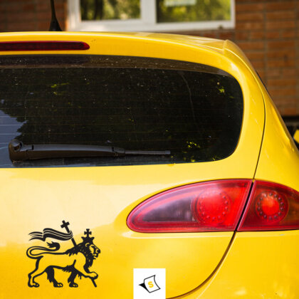 Стикер за кола - Цар лъв Изработен от устойчиви на атмосферни влияния материали, стикерът е ярък и детайлен, перфектен за оцветяване на автомобила и показване на вашата любов към историята. Лесен за нанасяне, той добавя индивидуалност на вашето превозно средство.