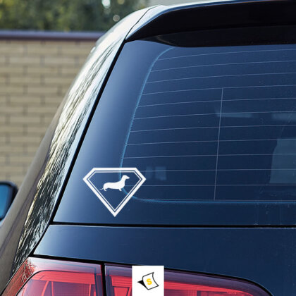 Стикер за кола - Дакел Супермен Ярък и забавен стикер за кола, изобразяващ дакел. С уникален дизайн и игриво изражение, стикерът предава духа на приключение и любовта към домашните любимци. Изработен от висококачествени, водоустойчиви материали, той е перфектен за всеки любител на дакели, който иска да добави забавен акцент на автомобила си.