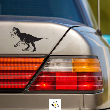 Стикер за кола - Динозавър Стикер за кола с ярък и забавен дизайн на динозавър, перфектен за ценители на предисторическите същества. Изработен от качествени материали, стикерът е устойчив на атмосферни условия и лесен за нанасяне. Добавете уникален щрих към вашето превозно средство и покажете своята страст към динозаврите!