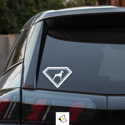 Стикер за кола - Доберман Супермен Стикер за кола с изображение на доберман. Дизайнът включва детайлни линии и ярки цветове, които подчертават силата и уверена стойка на кучето. Идеален за любители на порода доберман и супергеройската култура, този стикер добавя уникален и игрив елемент на автомобила.