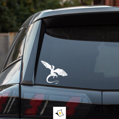 Стикер за кола - Дракон Уникален стикер за кола с изображение на дракон, изсечен в ярки цветове. Дизайнът включва детайлизирани отломки с опънати крила и огнени елементи, създавайки впечатляваща визия. Стикерът е идеален за ентусиасти на фентъзи и любители на митични същества, добавяйки стил и индивидуалност на автомобила.