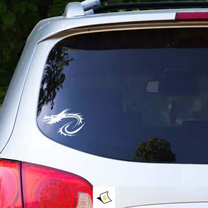 Стикер за кола - Мощен Дракон Стикер за кола с изображение на внушителен дракон, излъчващ сила и мощ. Дизайнът включва детайлни скали, разперени крила и огнени елементи, които подчертават величието и мистиката на съществото. Идеален за любители на фентъзи и приключения, стикерът добавя уникален и впечатляващ акцент на автомобила.