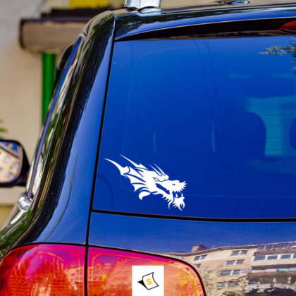 Стикер за кола - Драконска Глава Стикер за кола с изображение на драконска глава, който придава мощен и мистичен вид на автомобила. С детайлна графика и ярки цветове, той е идеален за любители на фантастиката и приключенията. Лесен за нанасяне и устойчив на атмосферни условия, този стикер добавя уникален стил на вашето превозно средство.