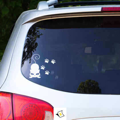 Стикер за кола - Драскащо Коте Стикер за кола, изобразяващ игриво коте, което драска по повърхността. Дизайнът е цветен и забавен, с акцент на очарователната физиономия и лапите на котето. Стикерът добавя весел и нестандартен акцент на автомобила, идеален за любители на животни и индивидуален стил.