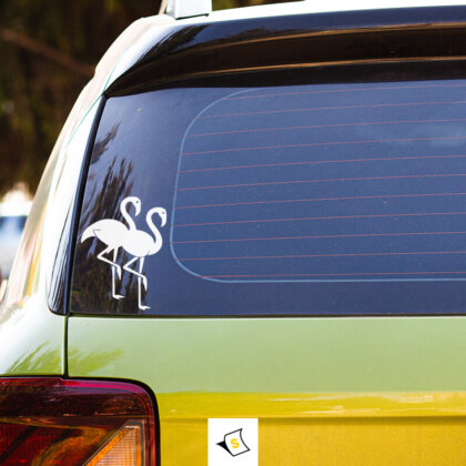Стикер за кола - Двойка Фламинго Стикер за кола с ярки и цветни фламингота, представящи двойка, стоящи едно до друго. Фламинготата са облечени в летни аксесоари, излъчващи настроение и забавление. Идеален за романтични двойки, любители на морето и летния стил.