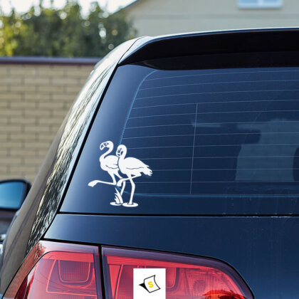 Стикер за кола - Двойка Фламинго Стикер за кола с ярки и цветни фламингота, представящи двойка, стоящи едно до друго. Фламинготата са облечени в летни аксесоари, излъчващи настроение и забавление. Идеален за романтични двойки, любители на морето и летния стил.