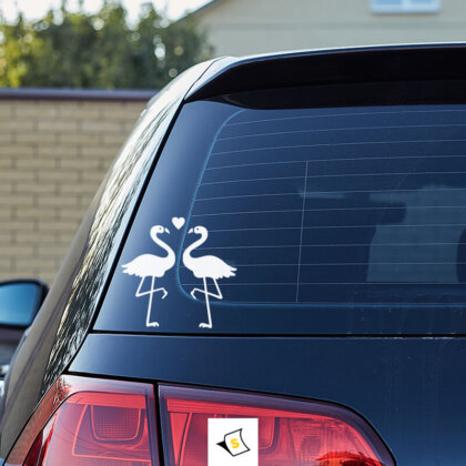 Стикер за кола - Двойка Фламинго Любов Стикер за кола с две фламингота, стоящи близо едно до друго в романтична поза, с нежни цветове и детайли. Стикерът излъчва любов и летен дух, идеален за двойки и ентусиасти на тропическия стил.