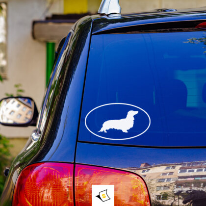 Стикер за кола - Дългокосмест Дакел Стикер за кола с дългокосмест дакел – сладък и игрив, символ на верността и радостта от приключенията на пътя.