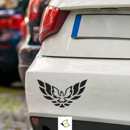 Стикерът 'Интересен стикер с Орел' представя впечатляващ и детайлен дизайн на орел, символизиращ сила, свобода и величие. Изработен от висококачествени, устойчиви на атмосферни влияния материали, този стикер е идеален за любителите на природата и екстремните приключения. Лесен за нанасяне и премахване, той е перфектен начин да придадете уникален штрих на автомобила си.