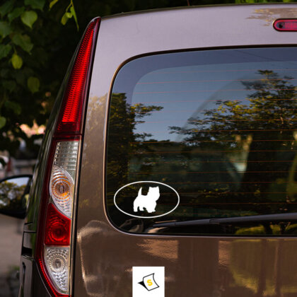 Стикер за кола с изображение на йоркширски териер - креативен аксесоар, който показва любовта ви към тази популярна порода. Изработен от висококачествени водоустойчиви материали, стикерът е устойчив на атмосферни условия и UV лъчи. Перфектен за любителите на кучета, той добавя личен акцент на вашето превозно средство.