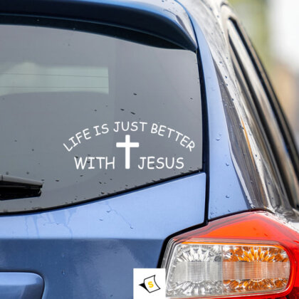 Стикер за кола с надпис 'Животът е по-добър с Исус', който пренася послание за вяра и надежда. С прост, но вдъхновяващ дизайн, той е подходящ за хора, които искат да споделят своята духовна убеденост и положително отношение към живота. Изработен от висококачествени и издръжливи материали, този стикер е лесен за нанасяне и устойчив на атмосферни условия, идеален за всеки автомобил.