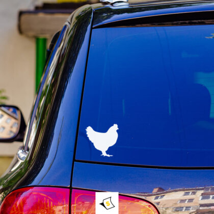 Стикер за кола - Кокошка Стикер за кола с цветна кокошка, символизираща забавление и уникалност. Идеален за любителите на животните или агрикултурната тема, този стикер добавя игриво и весело настроение на всяко превозно средство.