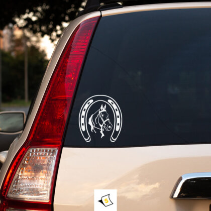 Стикер за кола - Конска Подкова Стикер за кола с изображение на конска подкова. Изработен от устойчиви на атмосферни условия материали, този стикер добавя уникален и автентичен детайл на вашето превозно средство. Идеален за любителите на конете и фермерския стил.