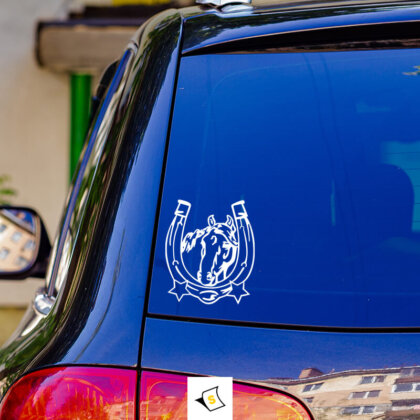 Стикер за кола - Конска Подкова 2 Стикер за кола с изображение на конска подкова. Изработен от устойчиви на атмосферни условия материали, този стикер добавя уникален и автентичен детайл на вашето превозно средство. Идеален за любителите на конете и фермерския стил.