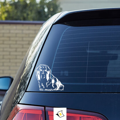 Стикер за кола с изображение на куче Ши Тцу, изобразяващо очарователна и пухкава фигура. Дизайнът акцентира на сладкия му характер и привлекателна външност, перфектен за любителите на породата. Стикерът е идеален начин да покажете любовта си към кучето Ши Тцу, докато шофирате.