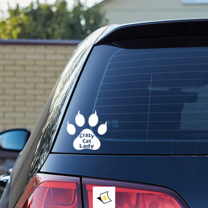 Стикер за кола - Лапичка Стикер за кола с мотив лапичка, символизиращ любов към домашни любимци. Забавен и игрив дизайн, подходящ за котешки (или кучешки) почитатели, който добавя персонален щрих на автомобила и отличава вашия стил на пътя.