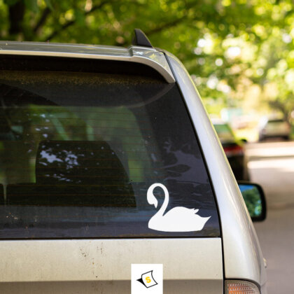 Стикер за кола - Лебед във водата Стикер за кола с изображение на елегантен лебед, изработен от устойчиви материали, идеален за добавяне на стил и природна красота към вашето превозно средство.