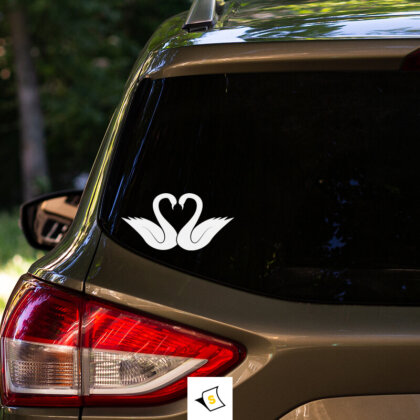 Стикер за кола - Лебеди Любов 2 Стикер за кола с изображение на елегантни лебеди, изработен от устойчиви материали, идеален за добавяне на стил и природна красота към вашето превозно средство.