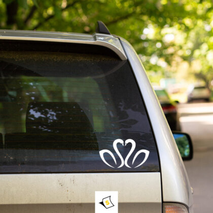 Стикер за кола - Лебеди Любов Стикер за кола с изображение на елегантни лебеди, изработен от устойчиви материали, идеален за добавяне на стил и природна красота към вашето превозно средство.