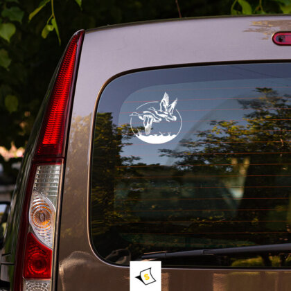 Стикер за кола - Летящи щъркели Стикер за кола с дизайн на летящи щъркели, който символизира свобода и хармония с природата. Изработен от водоустойчиви и дълготрайни материали, лесен за нанасяне и сваляне. Идеален за автомобил на любителите на птиците и природни приключения.