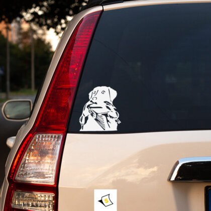 Стикер за кола - Лов на патици Лабрадор Стикер за кола, изобразяващ Лабрадор, който ловува патици. Дизайнът илюстрира динамиката и енергията на ловното приключение, с акцент на ловния дух и любовта към животните. Изработен от устойчиви материали, подходящ за автомобилна употреба.