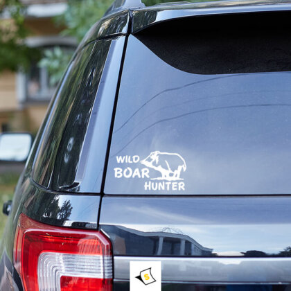 Стикер за кола - Ловец на диви свине. Надпис изразяващ страстта към лов и природата. Изработен от водоустойчиви материали, стикерът е устойчив на атмосферни условия и предоставя уникален акцент за вашия автомобил.