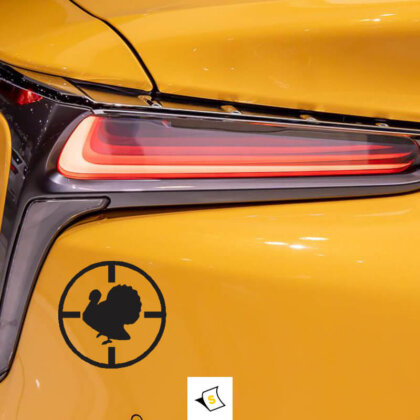 Стикер за кола - Ловец на пауни: Стилен и издръжлив стикер, перфектен за показване на страстта към ловуването и природата. Изработен от висококачествени материали, устойчив на атмосферни влияния, лесен за поставяне и премахване.