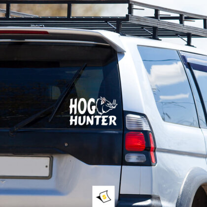 Стикер за кола - Ловец на свине. Надпис изразяващ страстта към лов и природата. Изработен от водоустойчиви материали, стикерът е устойчив на атмосферни условия и предоставя уникален акцент за вашия автомобил.