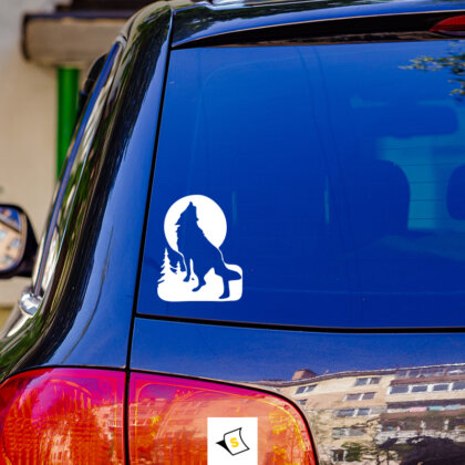 Стикер за кола - Любовта между вълка и луната Стикер за кола с изображение на вълк, обгърнат в лунна светлина, символизиращ дълбоката и мистична връзка между двата елемента. Вълкът представлява свободата и дива природа, докато луната изразява нежност и магия. Изработен от висококачествени и устойчиви на атмосферни условия материали, този стикер придава уникален стил на вашето превозно средство и изразява любовта към природата.