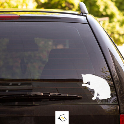 Стикер за кола - Миеща се котка Стикер за кола "Миеща се котка" забавен стикер за автомобил, изобразяващ котка, която се мие с лапките си, добавяща хумористичен и игрив акцент на автомобила. Изработен от устойчиви на влага и UV за защита материали, стикерът е лесен за нанасяне и премахване.