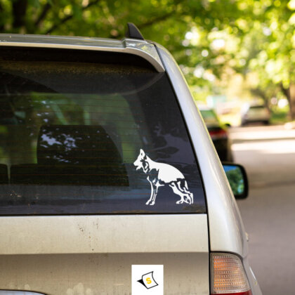 Стикер за кола - Немска Овчарка Стикер за кола с изображение на немска овчарка – изразете любовта си към това величествено и интелигентно порода. Подходящ за всички, които ценят верността и смелостта на немските овчарки.